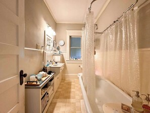 Shower, hair dryer, towels - Safe, Convenient 1BR Near Hospital, Greenway, Food (Roanoke)