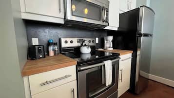 Køleskab, mikrobølgeovn, ovn, kogeplade