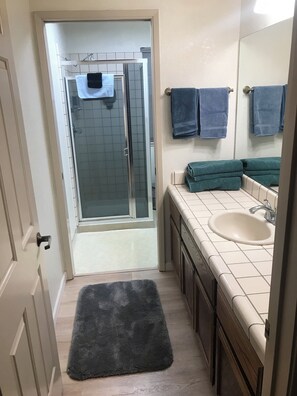 Handtücher, Seife, Shampoo, Toilettenpapier