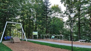 A park with a swing set, benches, and informational signs. - Appartement Serges mit Pool und Sauna in Freyung (Freyung)