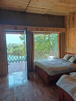 Escritorio, espacio para trabajar con laptop y wifi gratis 