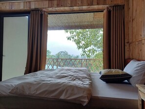 Desk, laptop workspace, free WiFi - Hill House (Mai Chau)