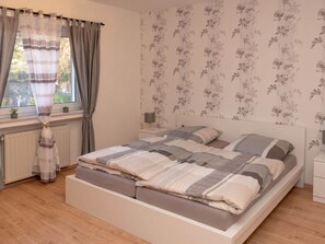 2 habitaciones, muebles diferentes y tabla de planchar con plancha 