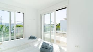House | 3 bedrooms, individually furnished, iron/ironing board, bed sheets