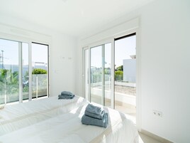 3 habitaciones, muebles diferentes y tabla de planchar con plancha 