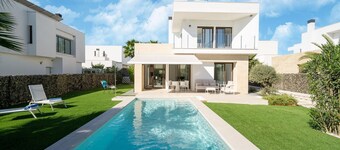 Elegant Home With Pool