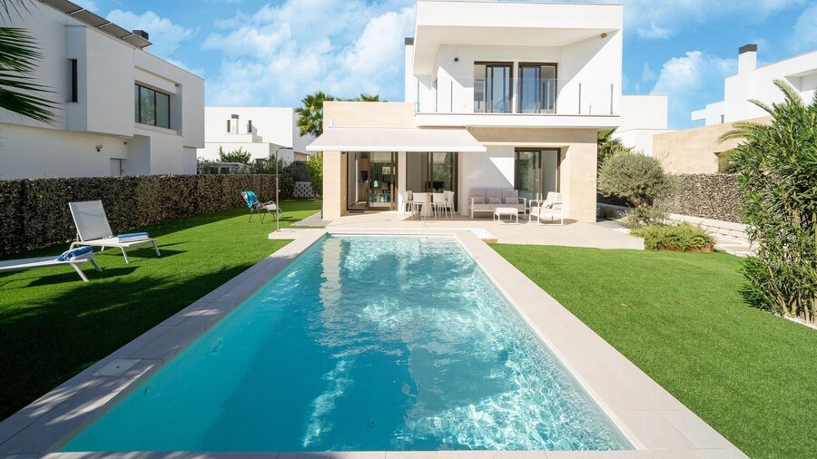 Elegant Home With Pool