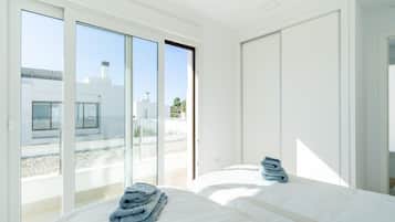 Casa | 3 habitaciones, muebles diferentes y tabla de planchar con plancha