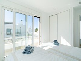 3 habitaciones, muebles diferentes y tabla de planchar con plancha 