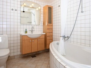 House | Bathroom - 6 Person Holiday Home in Ringkobing (Ringkobing)