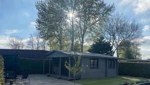 Exterior - Romantic Chalet w/ Garden (Tzummarum)