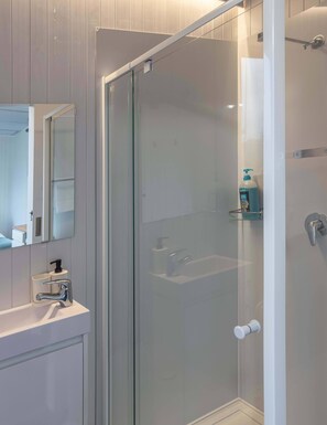 Shower, hair dryer, towels - The Fog Getaway 1 by Tiny Away (Boolambayte)