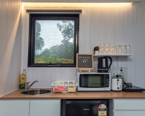 Kjøleskap, mikrobølgeovn, kokeplater og brødrister