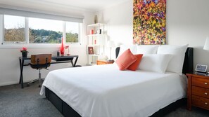 1 dormitori, escriptori, planxa i posts de planxar i wifi 