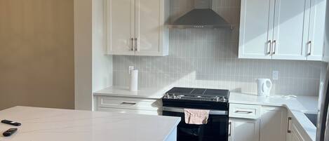 Micro-ondes, four, plaque de cuisson, lave-vaisselle