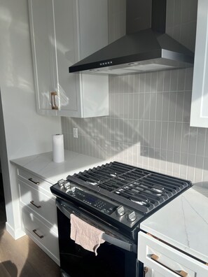 Microwave, oven, stovetop, dishwasher - Lovely 4 Bedroom House (Calgary)