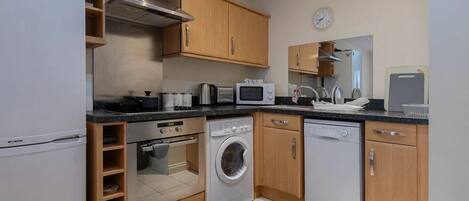 Køleskab, mikrobølgeovn, ovn, kogeplade