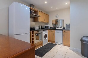 Fridge, microwave, oven, stovetop - 2 Bedroom Flat in Spondon Derby (Spondon)