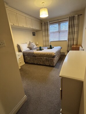 2 bedrooms, iron/ironing board, WiFi