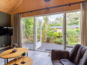 Bungalow | Living area - Forest Lodge in Nature With Pond Views (Hoenderloo)