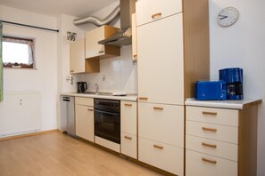 Apartment | Eigene Küche | Hochstuhl, Kochgeschirr/Geschirr/Besteck