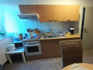 Talo | Yksityinen keittiö | Uuni, vedenkeitin, leivänpaahdin