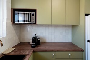Fridge, microwave, oven, stovetop - Cosy, fully-renovated apartment with ocean views and 1-minute walk to the beach (West Beach)