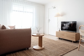 Smart TV - Cosy, fully-renovated apartment with ocean views and 1-minute walk to the beach (West Beach)