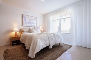 2 bedrooms, iron/ironing board, travel cot, free WiFi - Cosy, fully-renovated apartment with ocean views and 1-minute walk to the beach (West Beach)