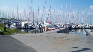 A marina with numerous sailboats docked in calm waters. - Jessen Modern Retreat (Gelting)