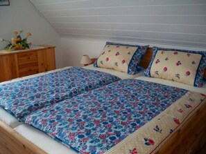 1 habitación, muebles diferentes y tabla de planchar con plancha 