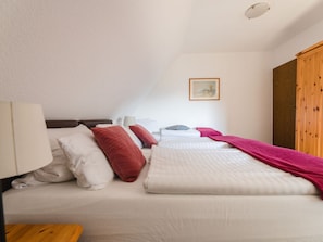 Casa | 3 habitaciones, muebles diferentes y tabla de planchar con plancha 