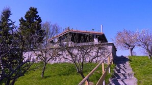 A building with a red roof, surrounded by trees and a grassy area. - Bungalow at Galgenberg in Wernigerode (Wernigerode)