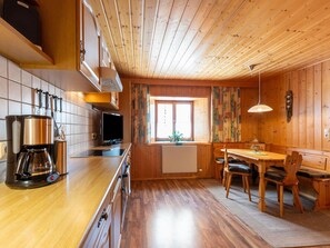 Appartement | Cuisine privée | Bouilloire électrique, chaise haute