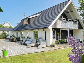 A modern house with a large deck, outdoor seating, and a balcony. - 6 Person Holiday Home in Askim-by Traum (Askim)