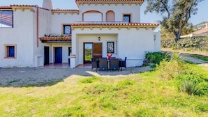 Uma casa de dois andares com área de pátio.