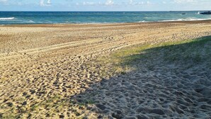 A beach with a clear sky and calm sea. - 6 Person Holiday Home in Thyboron (Thyborøn)
