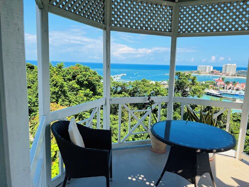 7 minutes away from the center of ocho rios and to the beach shopping and food