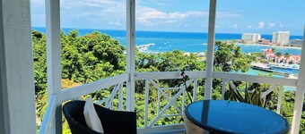 7 minutes away from the center of ocho rios and to the beach shopping and food