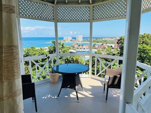 Outdoor dining - 7 minutes away from the center of ocho rios and to the beach shopping and food (Ocho Rios)