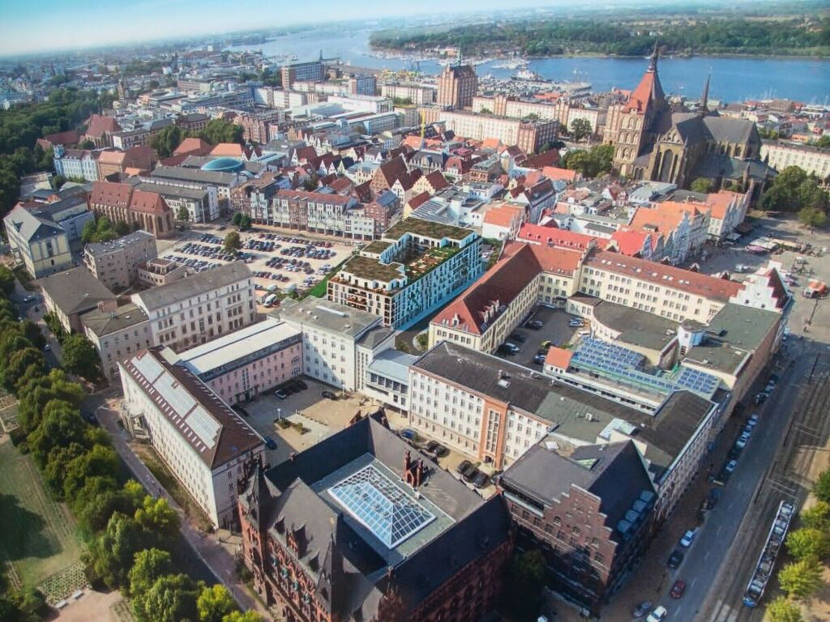 Vista aérea de una ciudad con arquitectura histórica, una iglesia destacada y un río.