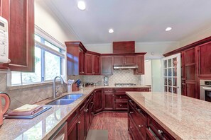 Fridge, microwave, oven, stovetop - Beautiful Dunbar 3600 sq ft Home : Perfect Location, Three King Beds, large Yard (Vancouver)