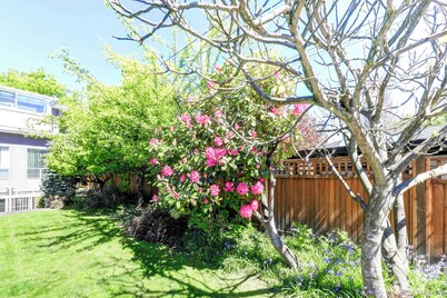 Beautiful Dunbar 3600 sq ft Home : Perfect Location, Three King Beds, large Yard