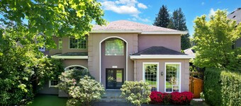 Beautiful Dunbar 3600 sq ft Home : Perfect Location, Three King Beds, large Yard