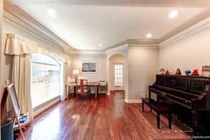 Interior - Beautiful Dunbar 3600 sq ft Home : Perfect Location, Three King Beds, large Yard (Vancouver)