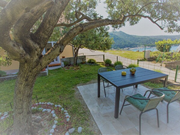 Apartment | Dining - Apartments Baldo - One Bedroom Apartment With Terrace and Sea View (Dubrovacko Primorje)
