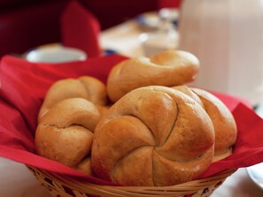 A basket of braided bread on a table. - Apartment in Altenmarkt Near Ski Lifts (Altenmarkt im Pongau)
