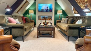 Acogedor salón estilo loft con dos sofás, una mesa de centro y una chimenea.