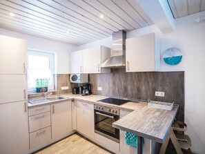 Hus | Eget kjøkken | Ovn, vannkoker, brødrister og høy barnestol