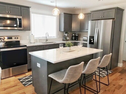 Upscale Spacious OOB Beach House - Seasonal Heated Pool